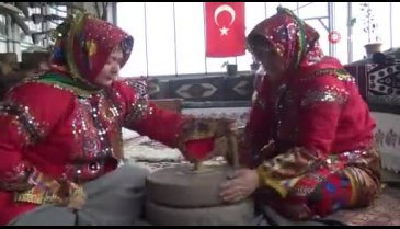 Bursa'da müzeye çevirdiği evinde bine yakın eşyayı sergiliyor