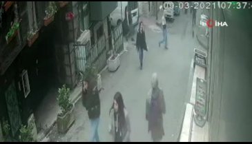 Genç kadının yaşadığı kapkaç dehşeti kamerada