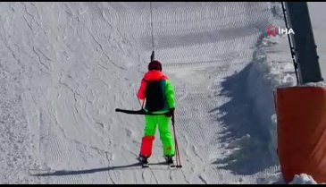 Bursa'da kayak yaparken ayağını kıran vatandaşın yardımına jandarma yetişti