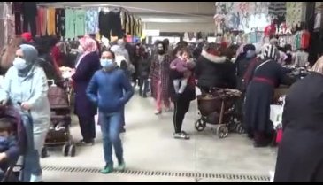 Bursa'da kadınlar kıyafet pazarına akın etti