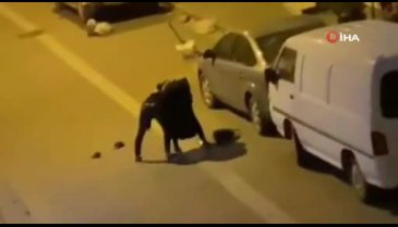 Sokak ortasında kadını dövdü!