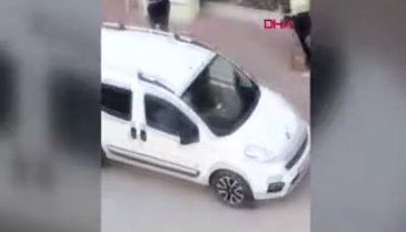 Kıskançlık krizine girdi! Trans bireyi sokak ortasında dövdü
