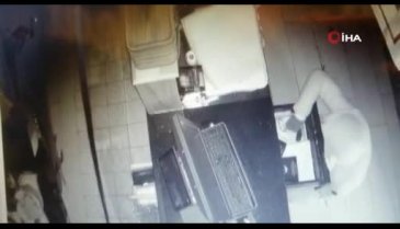 Bursa İnegöl'de gıda işletmesine giren hırsız kasayı açamayınca sadaka kutusunu çaldı