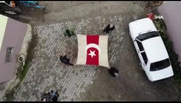Bursa'da dedelerinden kalan 300 yıllık bayrağa gözleri gibi bakıyorlar