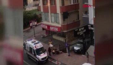 Kaldırımda doğum yaptı