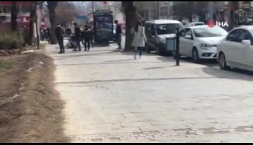 Kızlar kavga etti, erkekler seyretti!