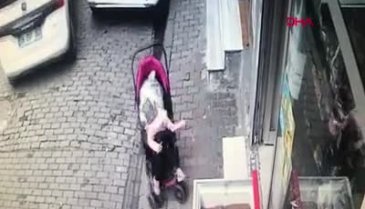 Bebek arabası devrildi, sürücünün dikkati faciayı önledi