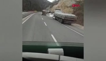 Bursa'da bor yüklü tır yan yattı: 1 yaralı