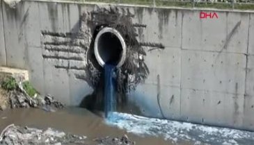 Korkutan görüntü! Dere gökkuşağına döndü
