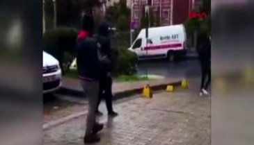 Kısıtlamada sokakta şarkı söyleyip darbuka çaldılar
