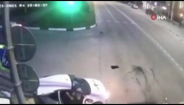 Kaza yapan araç ortadan ikiye bölündü
