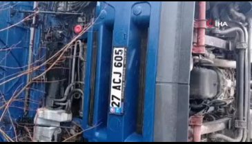 Bursa'da beton mikseri devrildi, araç kuyrukları oluştu