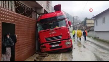 Bursa'da tır eve daldı! Mahalle elektriksiz kaldı