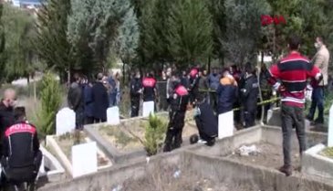 Dün toprağa verdiği eşinin mezarında oğlunun cesedini buldu