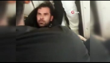 Uçuş sırasında acil çıkış kapısını açmaya çalıştı