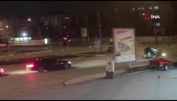 Hasta taşıyan ambulans ve otomobilin karıştığı kaza kamerada
