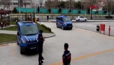 Eşinin üzerine benzin döküp yaktı