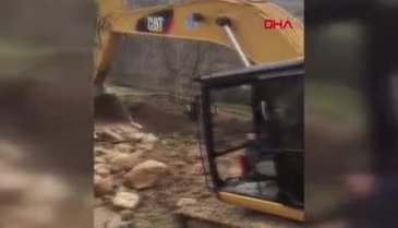 Bursa'da heyelan nedeniyle yol çöktü, mahalleye giriş ve çıkışlar kapandı