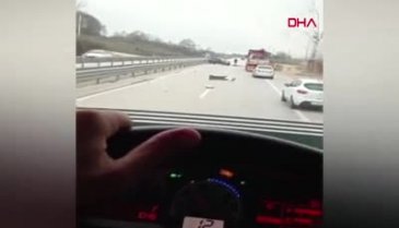 Bursa'da bariyerlere çarpan otomobilin sürücüsü ağır yaralandı