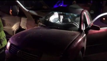 Bursa'da servis aracı ile otomobil çarpıştı: 1 yaralı