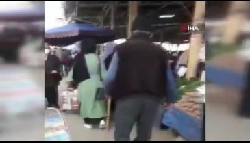 Pazarda rezalet! Bastonla gezdi, önüne geleni taciz etti
