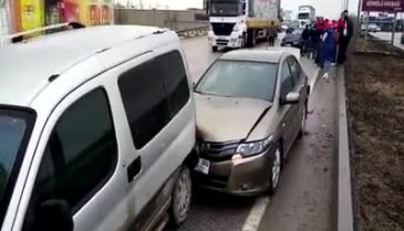Bursa'da zincirleme kaza! 6 araçta hasar var