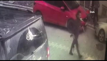Kılıçlı pompalı tüfekli kavgayı terlikle ayırmaya çalıştı