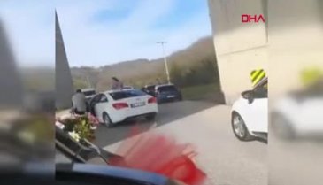 Yolu trafiğe kapattı! Silahı peş peşe ateşledi