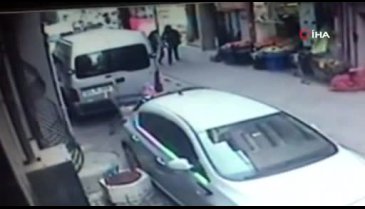 Boşanmak isteyen eşini sokak ortasında defalarca bıçakladı
