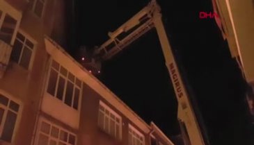 Bursa'da yavru kediyi kurtaran itfaiye ekiplerini mahalleli alkışladı