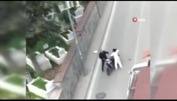 Bursa'da köpeğine çarpan motosiklet sürücüsünü sopayla dövdü