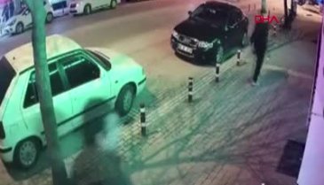 Bursa'da önünden geçtiği iş yerinin tabelasını parçaladı