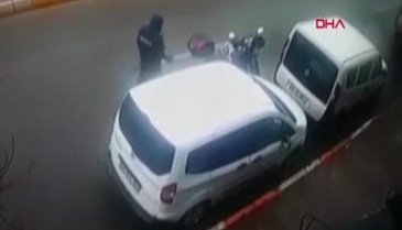 Motosiklet sürücüsünün öldüğü feci kaza kamerada!