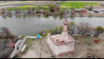 Bursa'da 613 yıllık caminin minaresi böyle yıkıldı...Yeni caminin duvarı var çatısı yok
