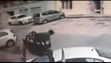 Bursa'da jip sürücüsünün uyuyan köpeği ezdiği anlar kamerada