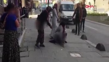 Polisler yanlarına yaklaşamadı! Sokağa tuvaletlerini yapıp polise attılar