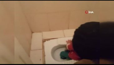 Çocuğun ayağı tuvalet deliğine sıkıştı!