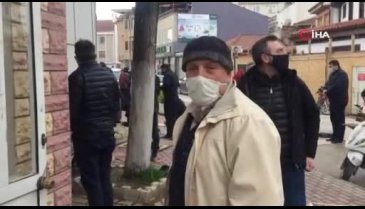 Bursa'da cumaya gidenler namazlarını kar altında kıldı