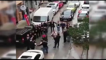 Bursa'da sosyal mesafeyi hiçe sayıp maskesiz şekilde halay çektiler