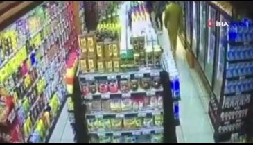 5 litrelik sıvı yağı çaldı, marketten elini kolunu sallayarak çıktı