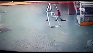 Kale direğinin altında böyle kaldı