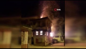 Bursa'da 100 yıllık tarihi bina alev alev yandı