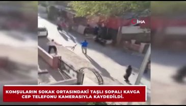 Komşuların taşlı sopalı kavgası cep telefonu kamerasında