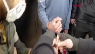 Bursa'da arkadaşlarının kelepçelediği kardeşleri polis kurtardı
