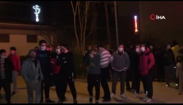 Bursa'da bina yangını mahalleliyi sokağa döktü, sosyal mesafe hiçe sayıldı