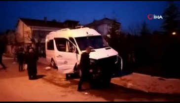 Bursa'da servis minibüsü ile otomobil çarpıştı: 2 yaralı