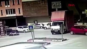 Bursa'da motosiklet sürücüsünün hayatını kaybettiği anlar güvenlik kamerasında