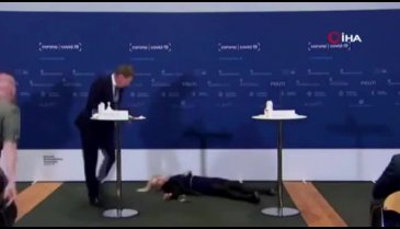 AstraZeneca aşısının kullanımının durdurulduğunu açıklarken bayıldı