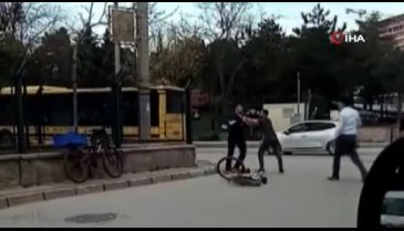Bursa'da bisikletlilerin yol verme kavgasında yumruklar konuştu