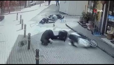 Bursa'da iki motosiklet böyle çarpıştı! Çarptığı sürücü acı içinde kıvranırken kaçtı